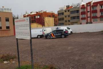 Aparece el cuerpo sin vida de un hombre en una furgoneta en un solar de Clavellinas (Foto TA)